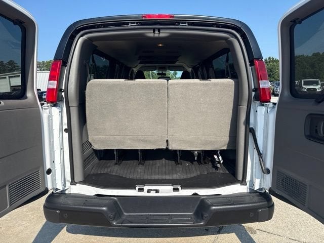 2025 Chevrolet Express Passenger 1LS
