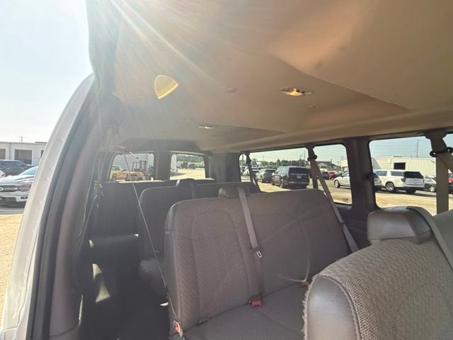 2025 Chevrolet Express Passenger 1LS