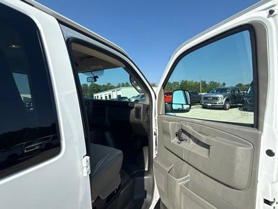 2025 Chevrolet Express Passenger 1LS