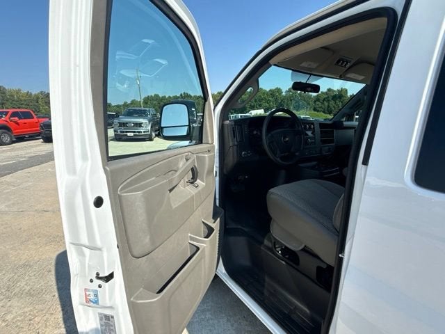 2025 Chevrolet Express Passenger 1LS