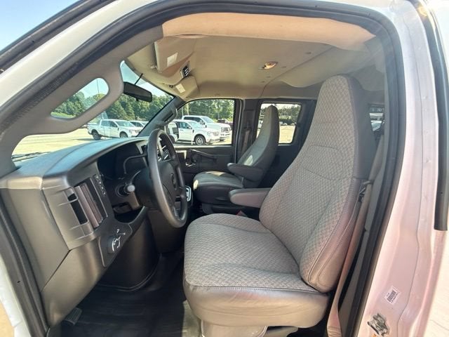 2025 Chevrolet Express Passenger 1LS