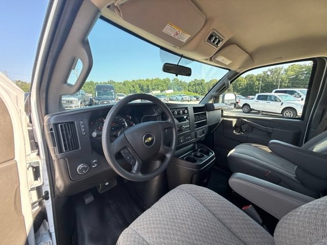 2025 Chevrolet Express Passenger 1LS