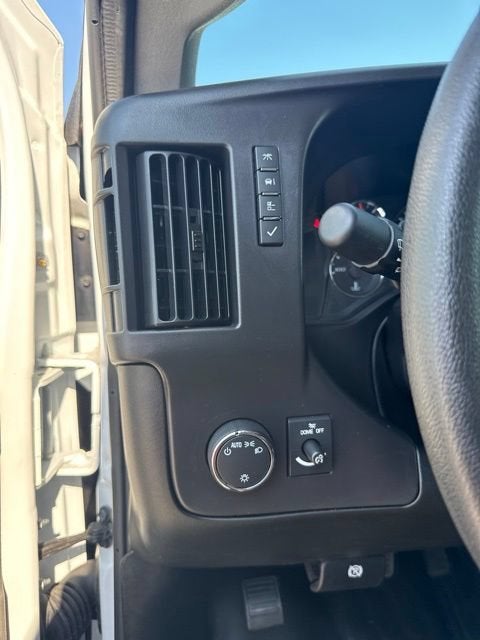 2025 Chevrolet Express Passenger 1LS
