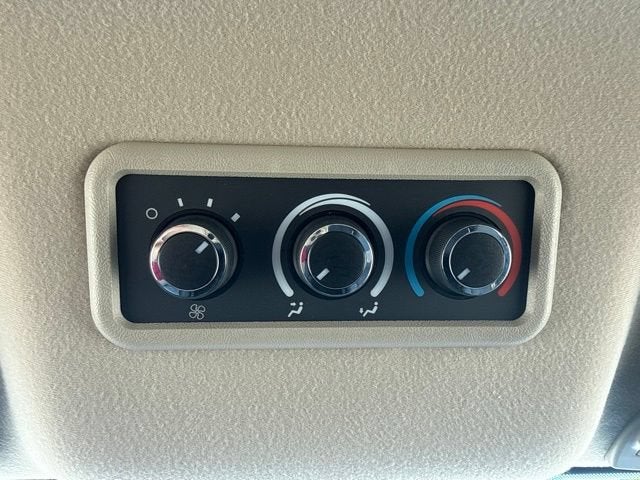 2025 Chevrolet Express Passenger 1LS