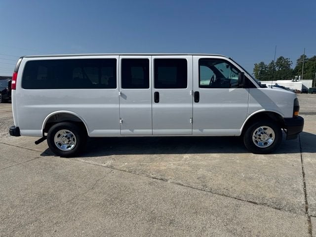 2025 Chevrolet Express Passenger 1LS