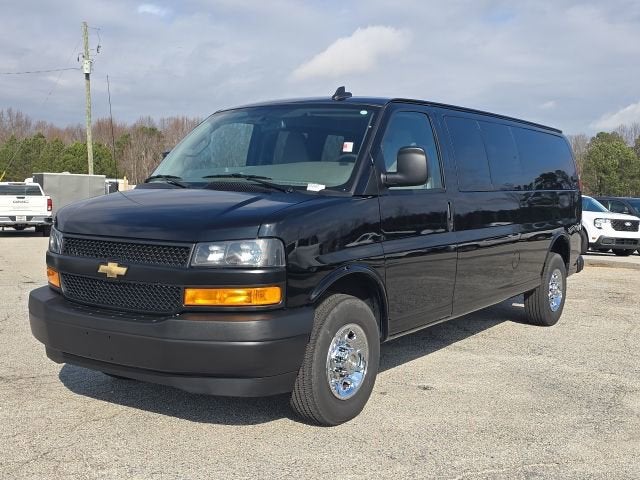 2025 Chevrolet Express Passenger 3500 1LS