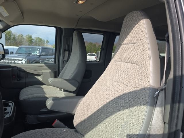 2025 Chevrolet Express Passenger 3500 1LS
